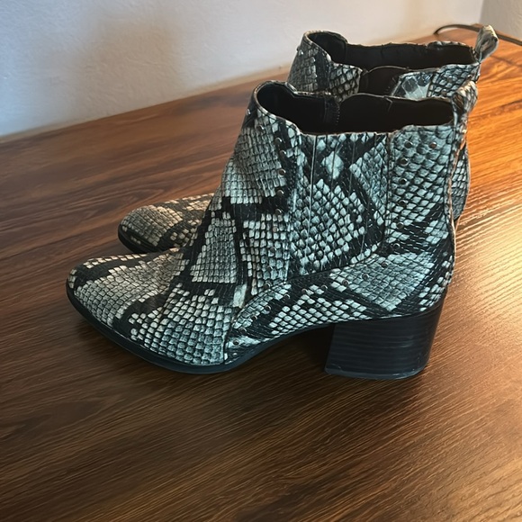Snakeskin booties - Picture 3 of 3